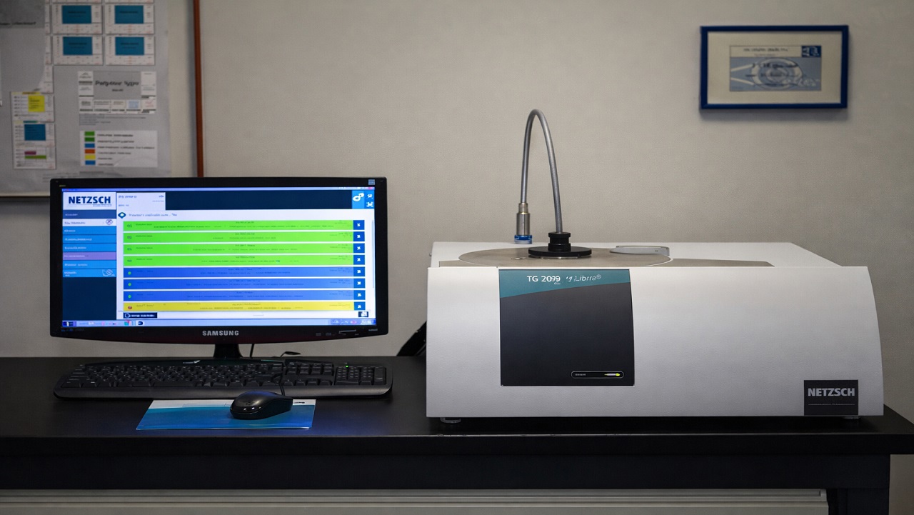 Thermo-gravimetric device with a temperature range from ambient to 1000°C